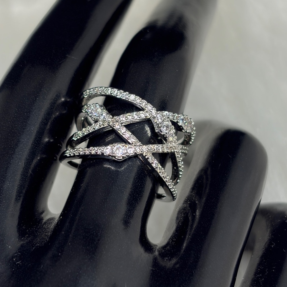 18k White Gold P Criss Cross CZ Ring